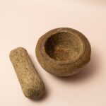 Zware, grijze stenen vijzel en stamper