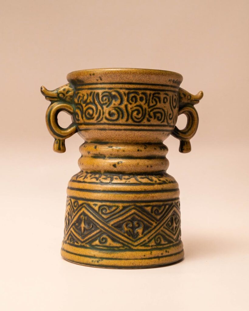 Jasba vaas uit West Germany met snavel handvatten en lichtbruin glazuur