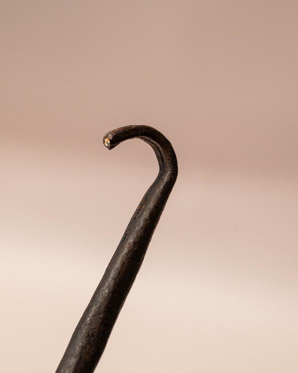 Grote, roestige antieke pollepel van handgehamerd metaal