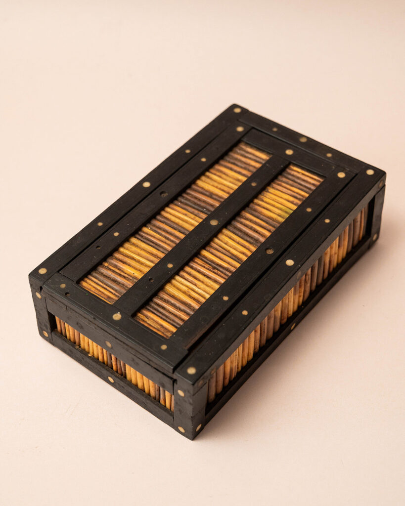 Decoratief houten kistje ingelegd met stekelvarken stekels