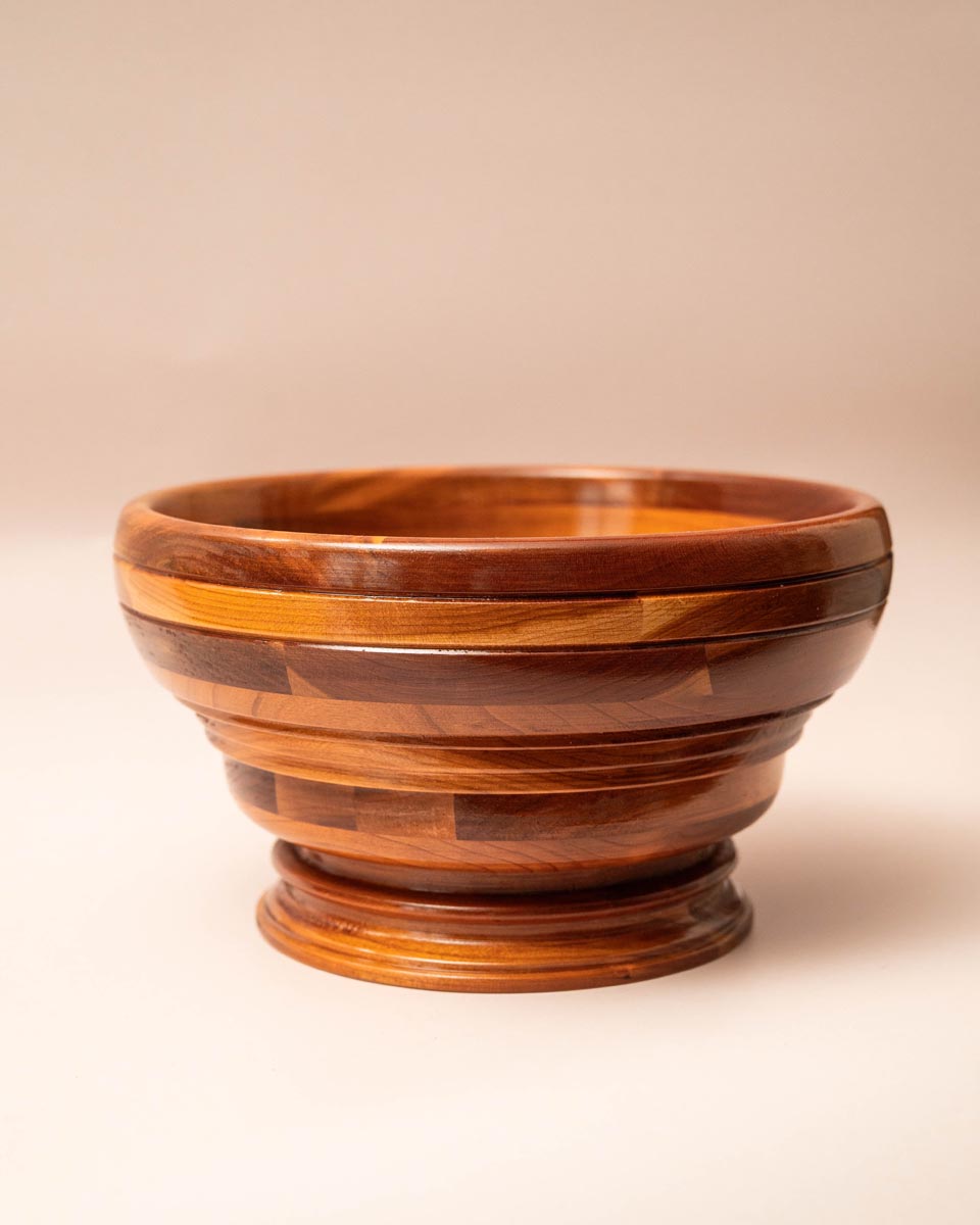 Handgedraaide houten fruitschaal op hoge voet