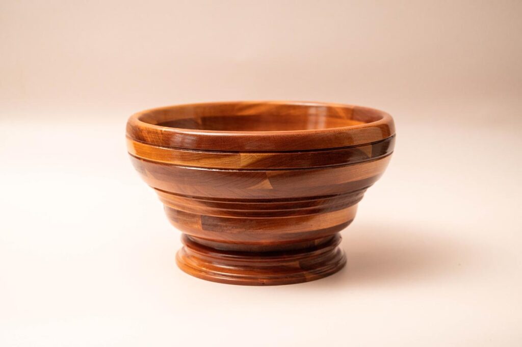 Handgedraaide houten fruitschaal op hoge voet