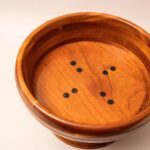 Handgedraaide houten fruitschaal op hoge voet