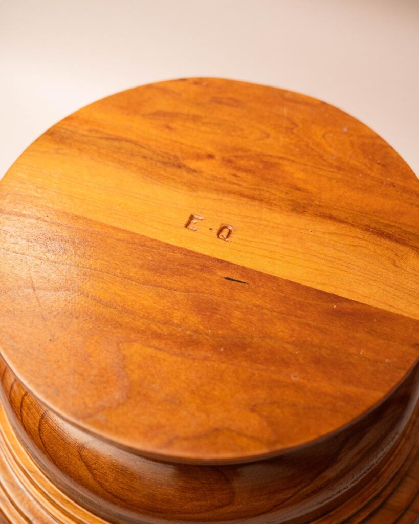 Handgedraaide houten fruitschaal op hoge voet