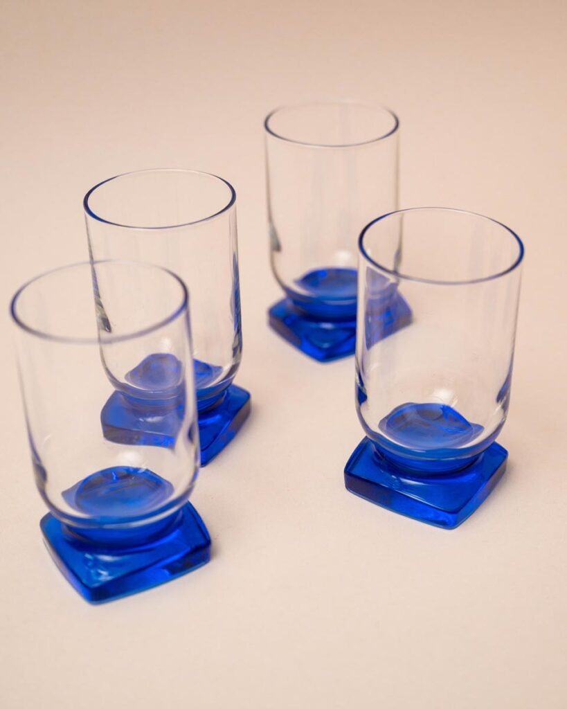 Set van 4 Bormioli Rocco glazen met blauwe vierkante voet