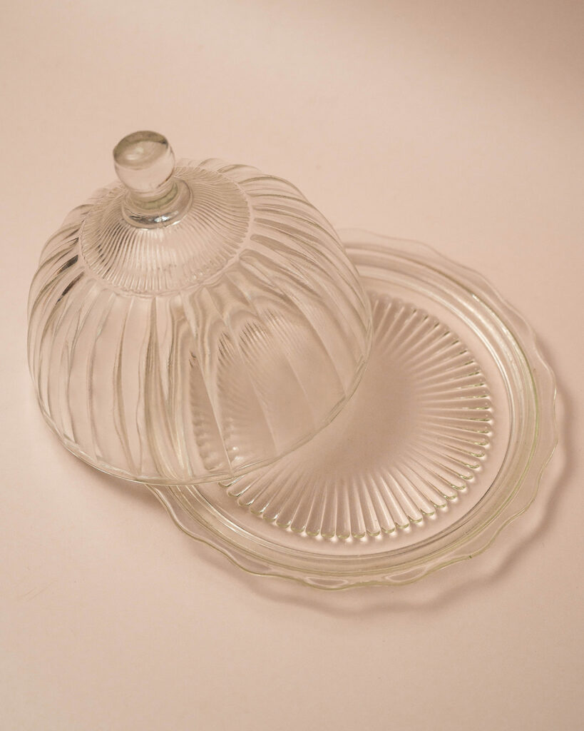 Rond glazen bonbonschaaltje met stolp