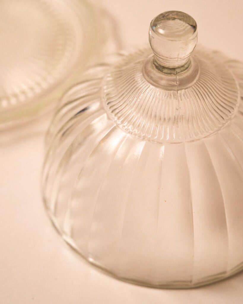 Rond glazen bonbonschaaltje met stolp