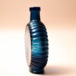 Platte blauwe glazen fles met schelprand