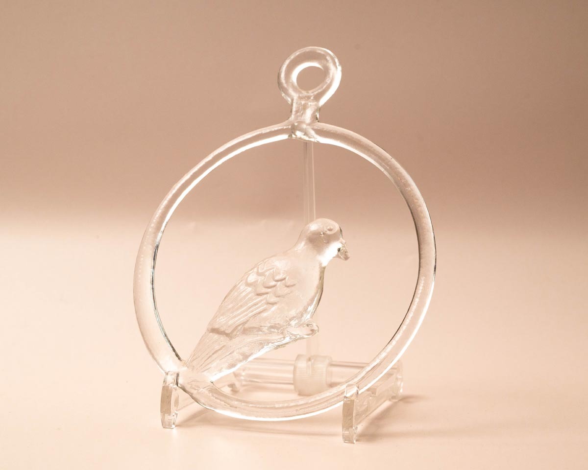 Glazen zonnehanger in ringvorm met duif