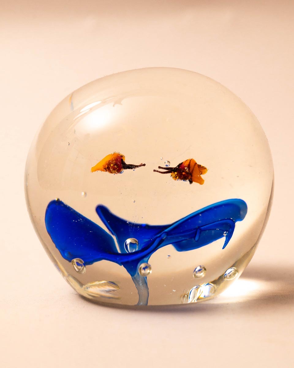Murano glazen paper weight met blauwe bloem en gele vlinders
