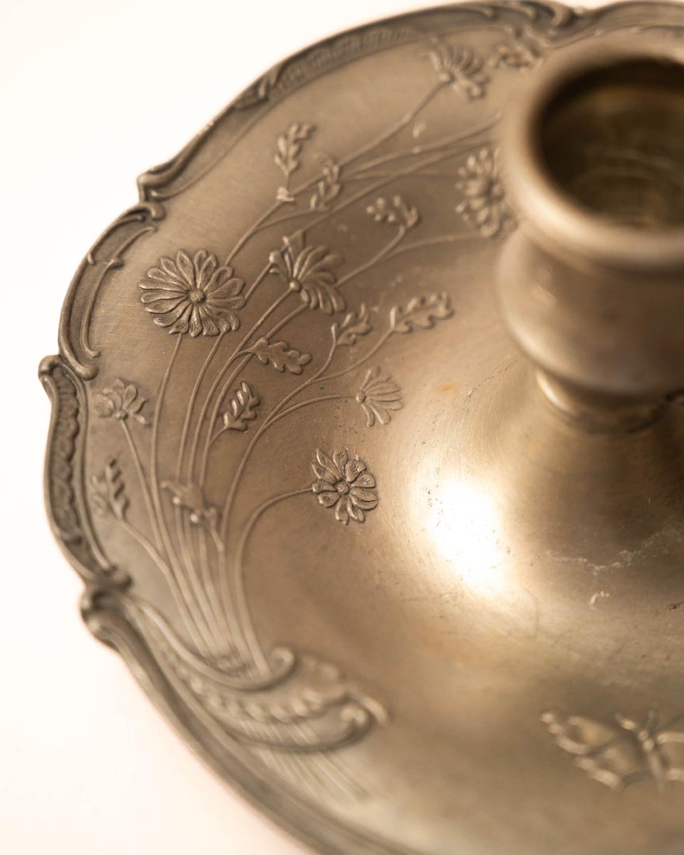 Tinnen kandelaar met handvat en bloemversieringen