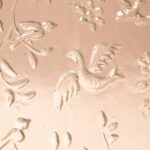 Ronde Kosta Boda Ulla schaal met vogels en bloemen patroon