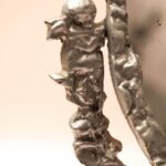 Ronde kaptafelspiegel op standaard met engeltjes decoratie en klein schaaltje