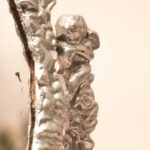 Ronde kaptafelspiegel op standaard met engeltjes decoratie en klein schaaltje