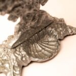 Ronde kaptafelspiegel op standaard met engeltjes decoratie en klein schaaltje