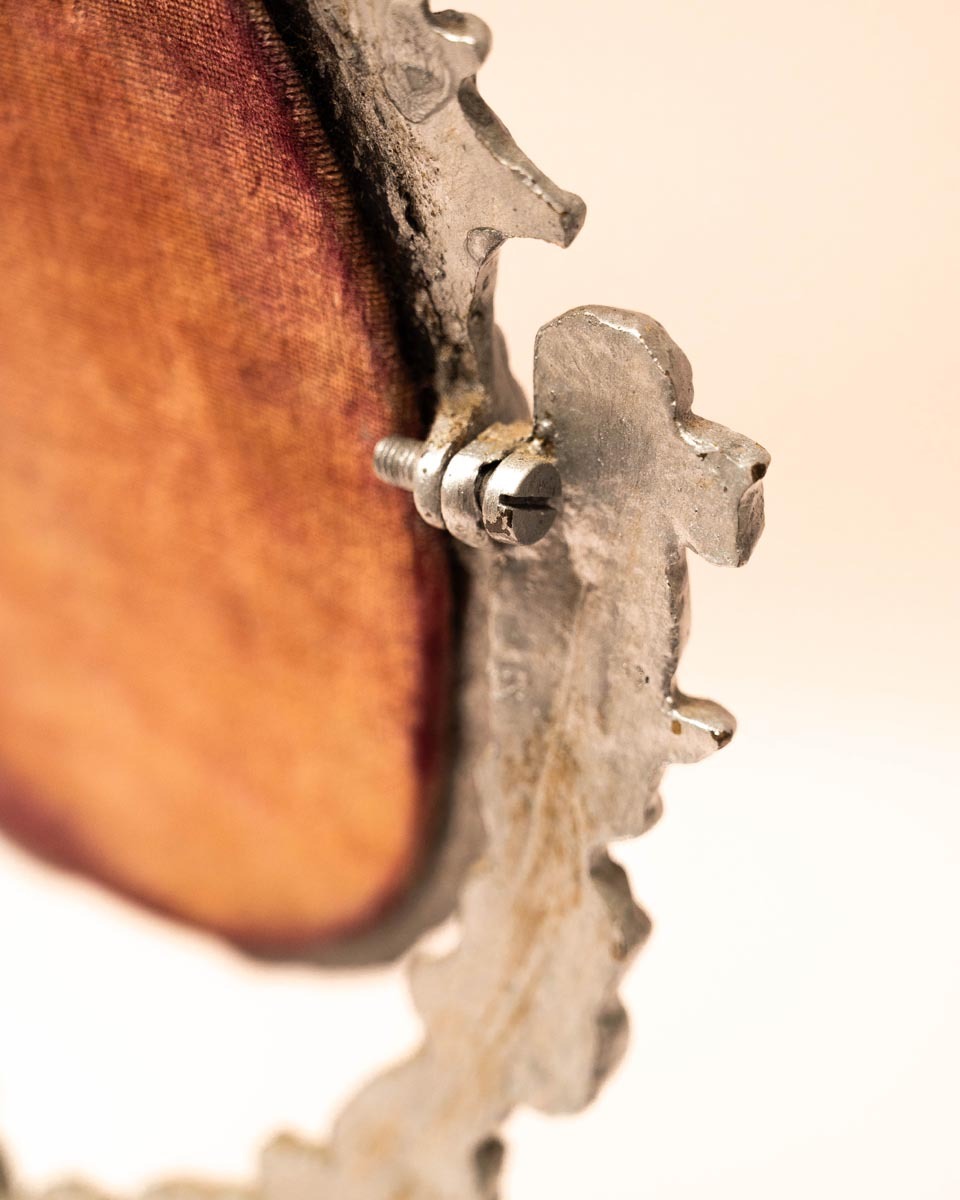 Ronde kaptafelspiegel op standaard met engeltjes decoratie en klein schaaltje