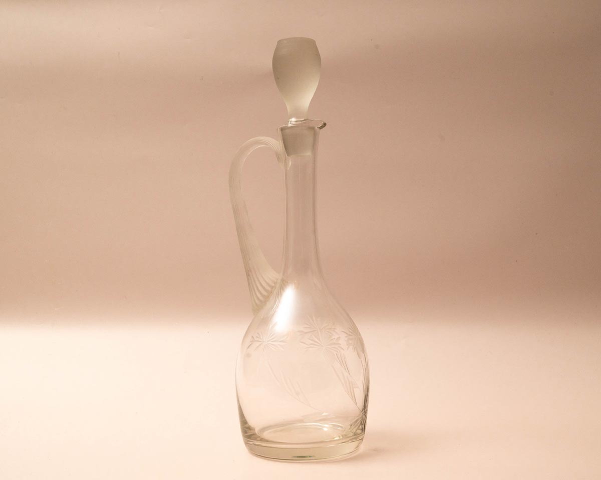 Slanke kristallen karaf met handvat en matglazen stopper