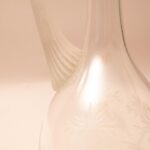 Slanke kristallen karaf met handvat en matglazen stopper