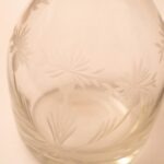 Slanke kristallen karaf met handvat en matglazen stopper