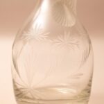 Slanke kristallen karaf met handvat en matglazen stopper