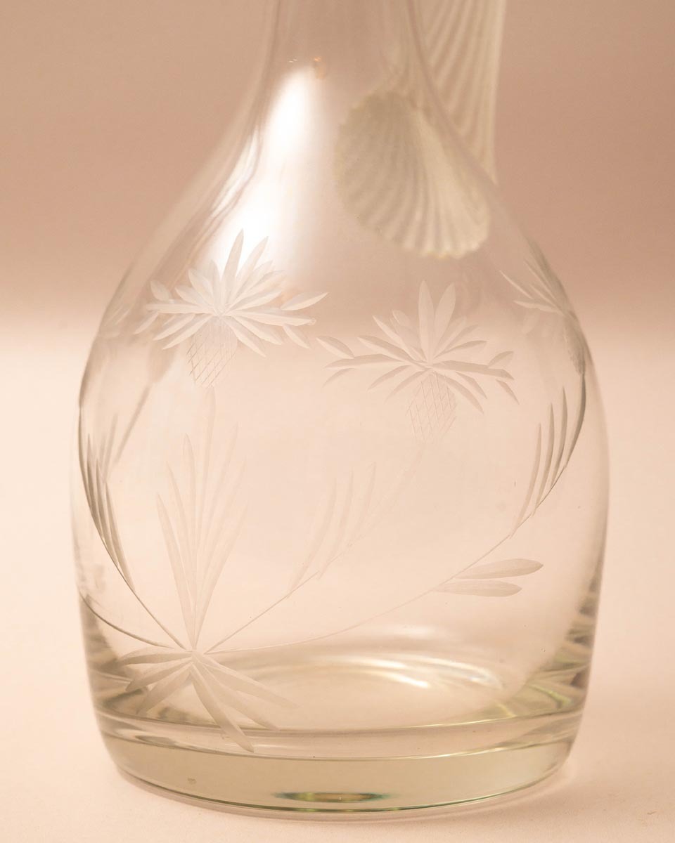 Slanke kristallen karaf met handvat en matglazen stopper