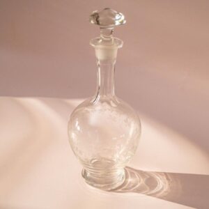 Ronde glazen karaf met bloemgravure en diamant vorminge stop