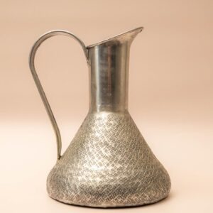 Zilverkleurige metalen karaf met handgestempeld ruitpatroon