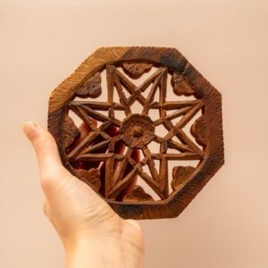 Handgesneden houten onderzetter uit India met stermotief