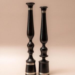 Set van 2 handgedraaide ebbenhouten kandelaars met zilveren inlay