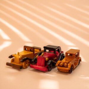 Set van 3 handgemaakte houten klassieke auto’s